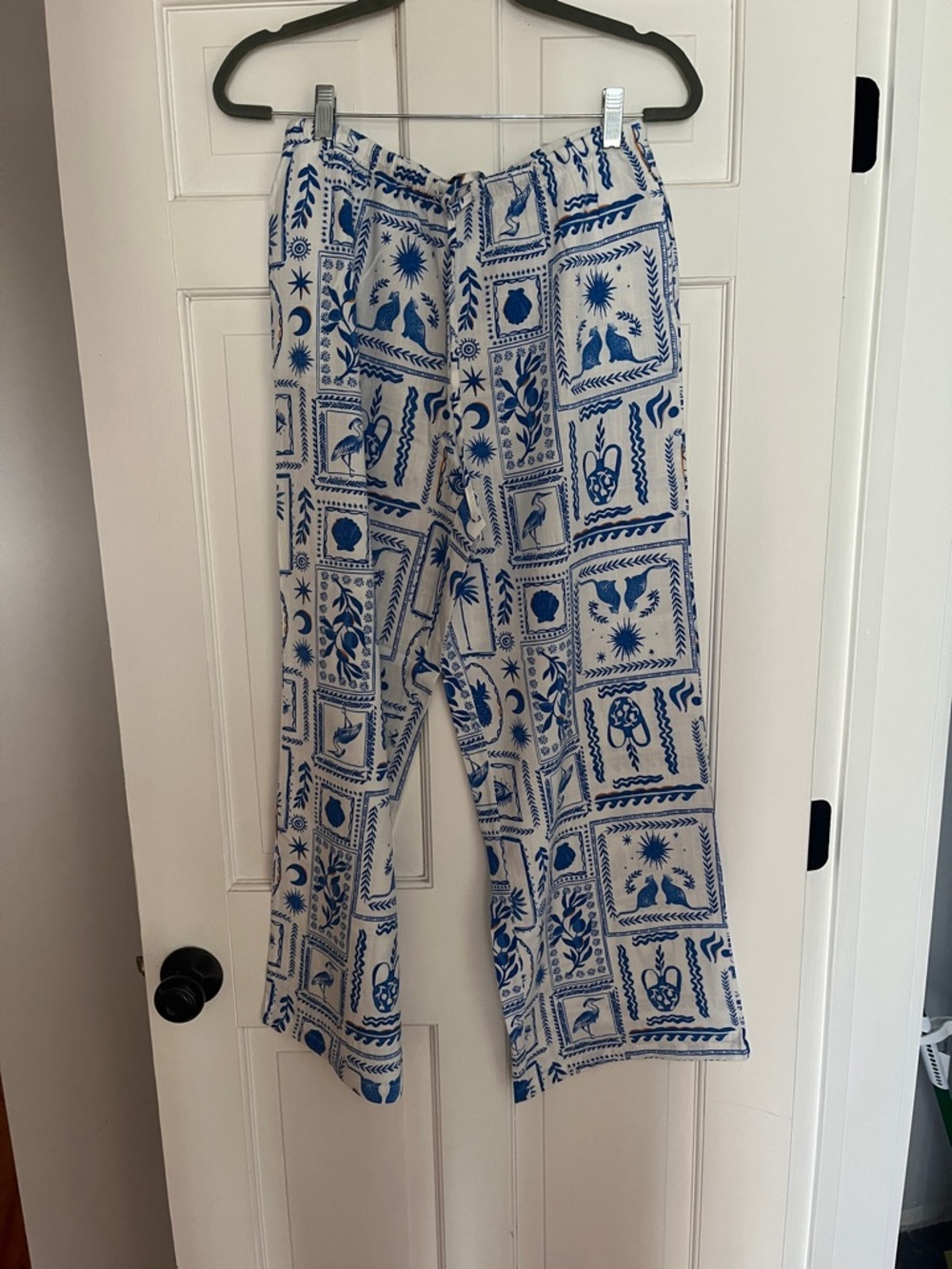 Sincerely Jules Blue and White Printed Capris